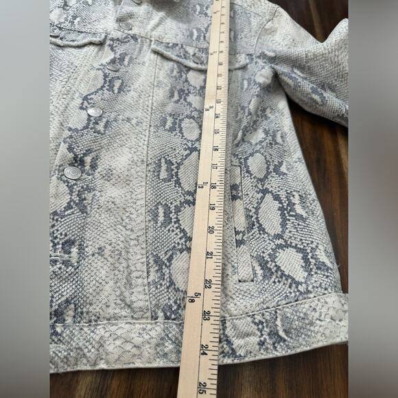 Free People Snakeskin Trucker Jacket Denim Printed Size Small EUC - Picture 6 of 8